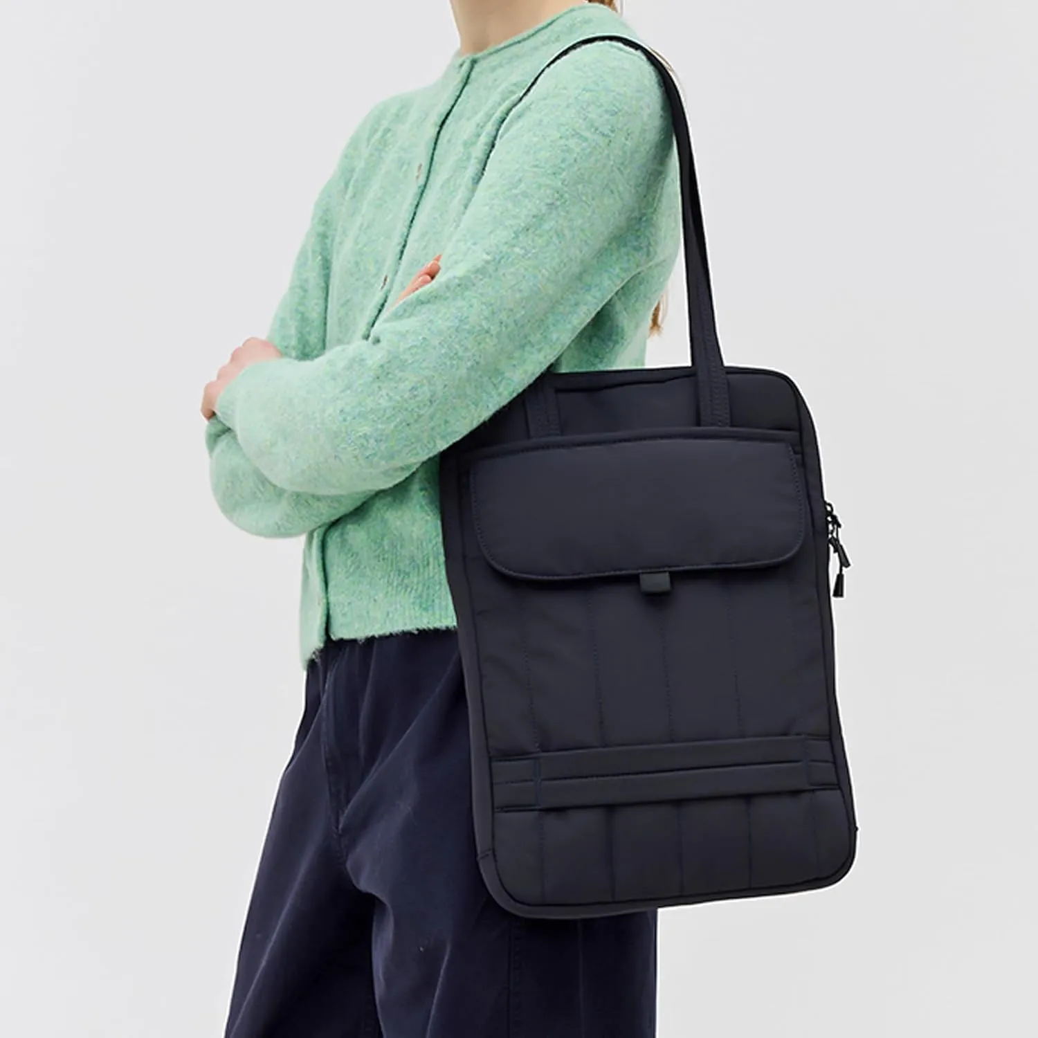 15.6 Inch Laptop Shoulder Bag, Vertical Puffy Laptop Sleeve for MacBook Pro/Air M4/M3/M2/M1 (2024-2019), iPad Pro/Air/Mini, Handle Carrying Case with Back Luggage Strap (Black)