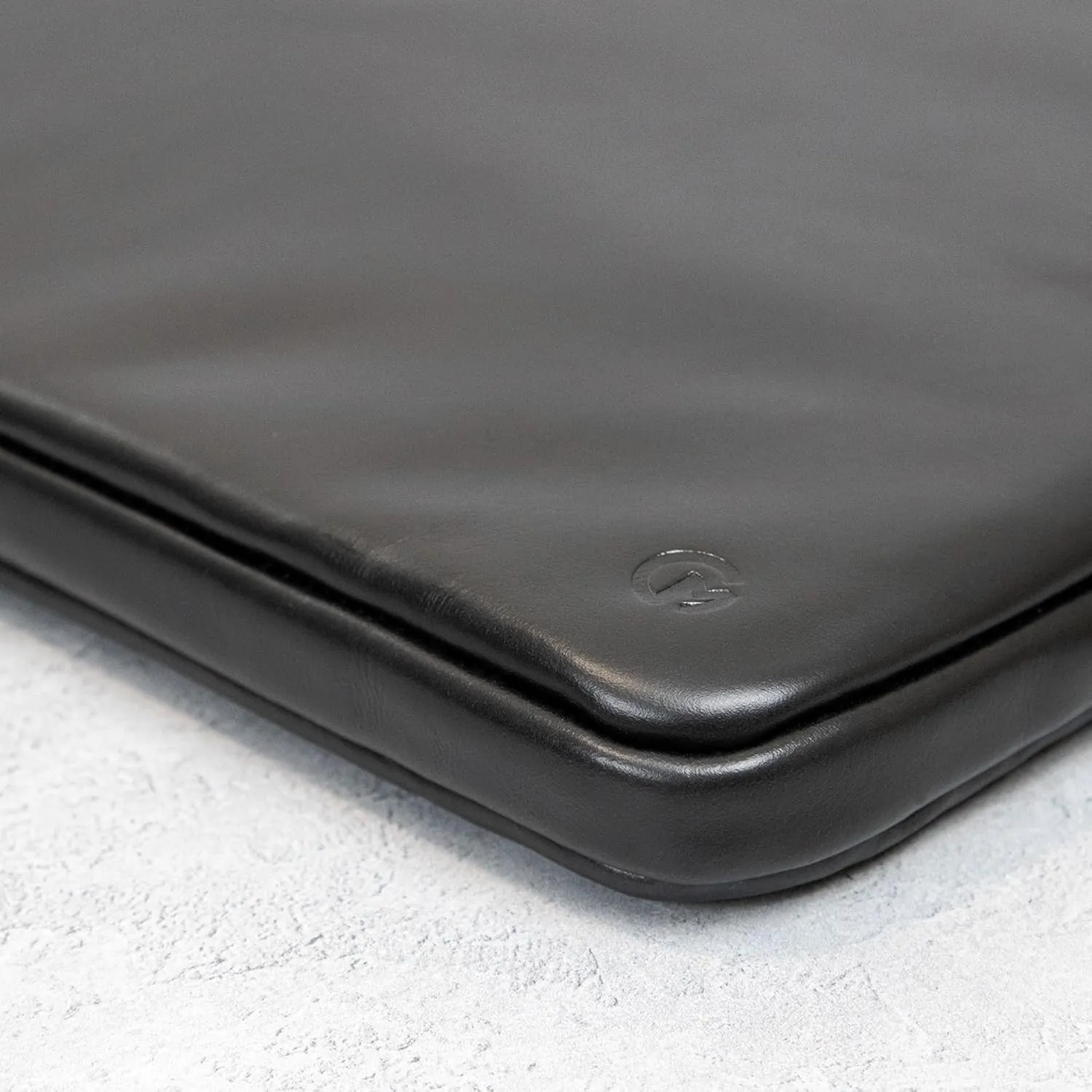Casemade Real Leather Laptop Case/Zipped Folio Bag with Inner Pocket & Wool Lining Compatible with Apple MacBook, HP, Dell, Asus, Levovo (14 Inch - Black)